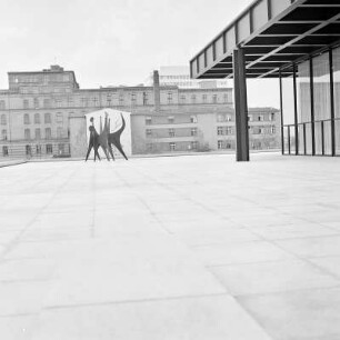 Têtes et queue (Köpfe und Schwanz), Neue Nationalgalerie : Blick von der Neuen Nationalgalerie zur Plastik "Têtes et queue" (1965, A. Calder)