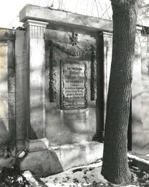 Wandgrabmal für Wolf Voigtlaender-Tetzner : Wandgrabmal für Wolf Voigtlaender-Tetzner. Kalkstein, Metallgußplatte (ab 1908). Dresden-Neustadt, Albertstadt, Nordfriedhof (Garnisonsfriedhof)