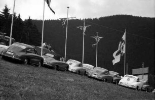 Schauinsland-Rennstrecke: Holzschlägermatte; Parkplatz; Porsche Wagen auf der Wiese