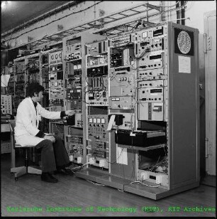 Steuereinheiten zum Bedienen der Kryostat-Versuchsanlage des Instituts für Experimentelle Kernphysik (IEKP) im Zyklotron (Zykl)