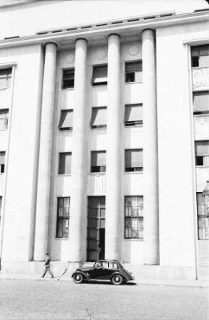 Bukarest: Haus Ugir, Außenansicht, Säulen näher, Auto davor