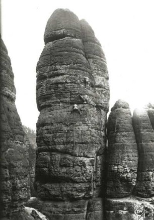 Sächsische Schweiz, Schrammsteine. Jungfer. Seilschaft Ehrhardt Renger bei der 2. Begehung des Nordwestweges (VIIc) im oberen Quergang