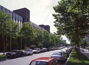 Hansjakob, Gottfried; München - Schwabing, Berliner Str.; Wohnanlage an der Berliner Straße (Schwabinger See) - Verwaltungsbau (Außenfassade), Ansicht Berliner Straße, Straßenflucht
