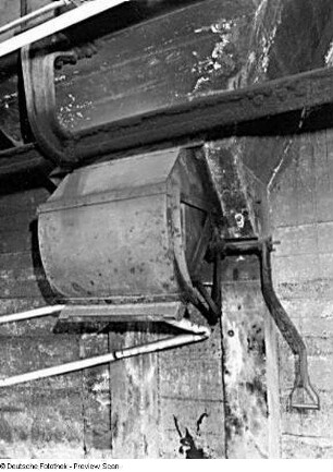 Löbau. Kohletransportbahn (Industrieseilbahn) zwischen Bahnhof und ehemaliger Färberei Römer AG. Hängelore (beim Befüllvorgang?)