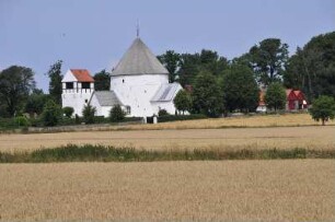 Aakirkeby - Rundkirche : Die Nylars kirke bei Aakirkeby ist eine von vier romanischen Rundkirchen auf der dänischen Ostseeinsel Bornholm. Aufgenommen am 28. Juli 2010