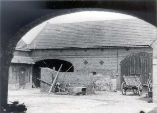 Wirtschaftsgebäude in Bluno : Bauwesen - Wirtschaftsgebäude und Gehöfte. Ort: Bluń / Bluno. Haus Nr. 82, Ziegelscheune mit Unterfahrt.