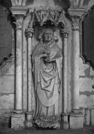 Grab eines Priesters