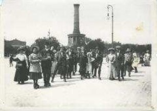 Menschen auf Rollschuhen vor der Siegessäule
