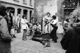 Freiburg: Straßenmusikanten vor dem Rathaus