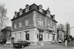 Wohnhaus mit Laden
