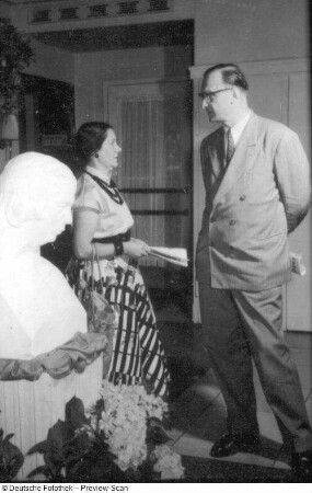 Zwickau. Schumann-Fest 1956. Konzertveranstaltungen. Besucher im Robert-Schumann-Haus Zwickau, Hauptmarkt 5, Ecke Münzstraße