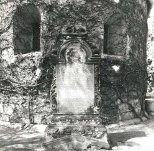 Grabmal. Sandstein. Wohl 2. H. 18. Jh. Colditz, Friedhofskirche St. Nikolai, Ostseite