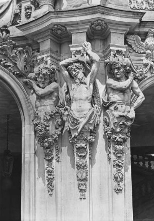 Dresden, Zwinger : Dresden. Zwinger. Hermen am Wallpavillon
