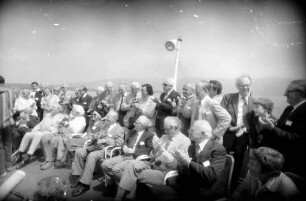 31. Tagung 1981 (29.6.-3.7.) Mediziner; Maikäferrede an Bord: sitzend: Friedrich A. v. Hayek, Sir Peter Medawar, Konrad Lorenz, Frau Pauling, André F. Cournand, Sir Hans A. Krebs, Rodney R. Porter; Linus C. Pauling, Frau Cournand; stehend: Frau de Duve, Lady Medawar, ?, Christian R. de Duve, Frau Luria, Salvador E. Luria, Nikolaas Tinbergen, Sir John C. Eccles, Sir Bernard Katz, Adolf Butenandt, Rosalyn Yalow, Severo Ochoa, Ernst O. Fischer, Thomas H. Weller, James D. Watson mit Sohn, Allen Cormack