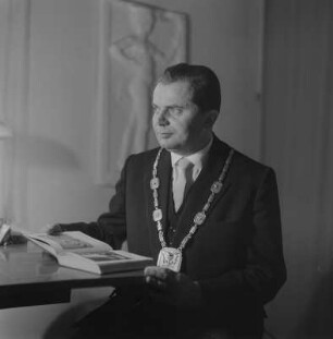 Porträt Herr Prof. Dr. Willibald Rehbein, Rektor der Verkehrshochschule Dresden (mit 1. Amtskette)