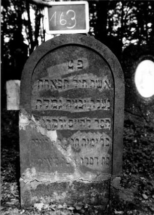 Grabstein 163 (Index: 100111332) Material: Sandstein Zustand: zerbrochen und repariert unter Textverlust Maße HxBxT: 108x61x8 cm Beschreibung: Stele, Rundbogenabschluß, Schriftfeld eingetieft: Grabstein 163