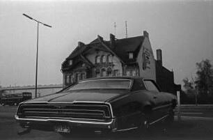 Berlin-Reinickendorf : In Berlin-Reinickendorf, Ollenhauer Strasse mit Ford Thunderbird