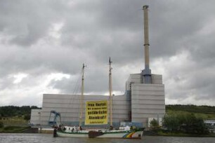 30. Juni 2007: Frau Merkel: Wir brauchen keine gefährliche Atomkraft! Greenpeace fordert mit einem Banner zwischen den Masten des GP-Schiffes Beluga 2 den Ausstieg aus der Nutzung von Kernenergie. Die Aktivisten protestieren auf der Elbe vor dem Kernkraftwerk Krümmel, zwei Tage nach dem Störfall mit dem Brand im Trafo-Haus und der anschliessenden Abschaltung des AKW