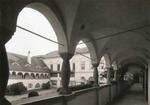 Topoľčianky. Palais Rákóczy (1662). Hof mit Arkaden