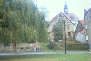 Häuser, Blick zur Kirche, Trauerweide