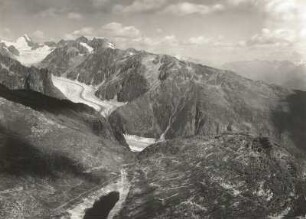 Berner Alpen. Blick vom Eggishorn über den Märjelensee (2367 m) und den Fiescher-Gletscher zum Oberaarhorn (3642 m)