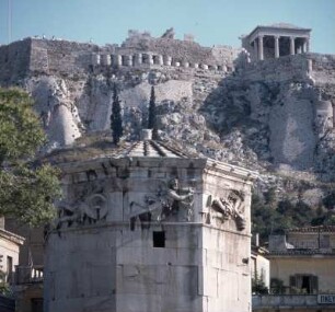 Athen. Turm der Winde. Unterm Akropolis-Nordhang. Droben eingelassen Säulentrommeln vom alten Athena-Tempel