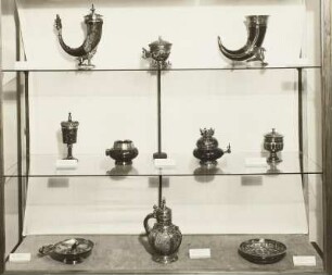 Vitrine 39: oben: Greifenklauen, Mitte: Deckelpokal, Serpentingefäß und Deckelbecher & unten: silbervergoldete Schalen und Steinzeugkrug