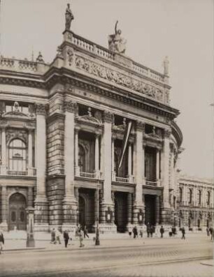 Wien. Burgtheater (1874-1888, Pläne von Gottfried Semper, Bau Karl Freiherr von Hasenauer). Schrägansicht der Hauptfassade mit dem dreitonigen Mittelrisalit