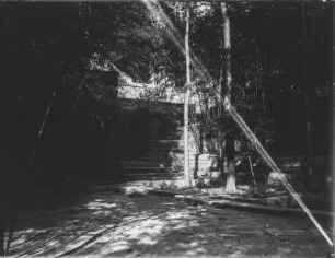 Innenhof : Blick durch einen Licht durchfluteten Innenhof, vorn eine Mauer