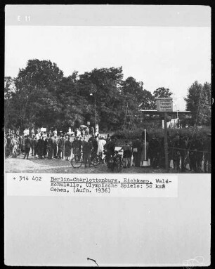 Zuschauer beim Olympischen Wettkampf 50 km Gehen (Waldschulallee, Stadion Eichkamp in Berlin-Charlottenburg)