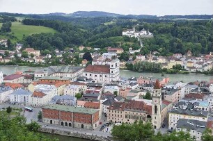 Passau - Stadtübersicht : Stadtübersicht mit dem Rathaus (vorne) und dem Mariahilfkloster auf dem Berg. Aufgenommen in Passau am 10. Juni 2011