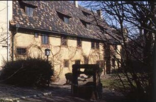 Eisenach, Frauenplan 21. Bachhaus. Gartenansicht. Blick über den Hausgarten mit Ziehbrunnen