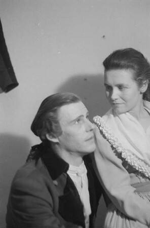 Szenenbilder aus dem Trauerspiel "Miss Sara Sampson" von Gotthold Ephraim Lessing im Theater am Schiffbauerdamm Berlin : Szene mit Thea Kämer als Sara Sampson (links) und Max Eckard als Mellefont