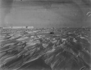 Eislandschaft : Eine Eiswüstenlandschaft mit erodierter Oberfläche in der Antarktis.
