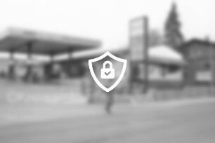 Sandesneben (Kreis Herzogtum Lauenburg): Tankstelle Esso-Station Osterhoff: von rechts Hauptstraße, nach links hinten Abzweig Blumenstraße: Gesamtansicht: Serviceleiter [Name maskiert] bei Überqueren der Straße: 14. [Name maskiert]