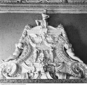 Kamin mit den drei Parzen (?), bekrönt von der Figur des Janus