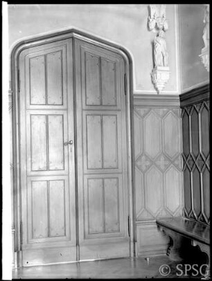 Potsdam, Schloss Babelsberg, Vorzimmer, Tür und Vertäfelung.