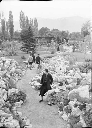 Sofia: Steingarten im Kinderspielplatz, Frau mit Kindern
