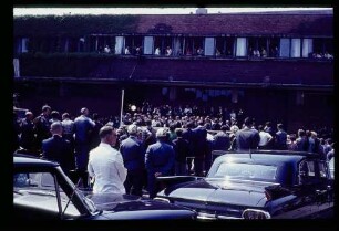 Kennedy AEG/ Wagen, Polizei, Menschenmenge