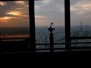 Blick vom Tour Montparnasse abneds zum Eiffelturm rechts