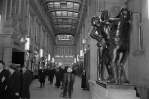 Blick in die Mädler-Passage, Ausstellungsbereich für Porzellan, Steingut und Tonwaren. Im Vordergrund eine Skulpturengruppe
