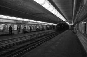 Paris: [Metro-Station Franklin D. Roosevelt]