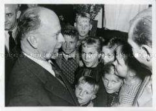 Walter Ulbricht besucht eine Schule im Kreis Sonneberg