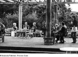 Dresden-Neustadt. Restaurant "Rosengarten". Terrasse mit Gästen