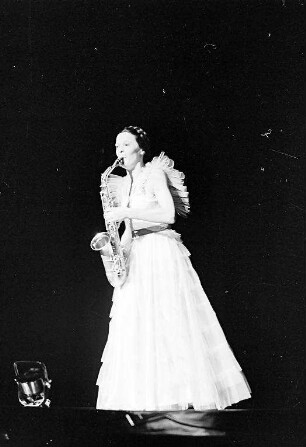 Wintergarten: Mila Marx spielt Saxophon