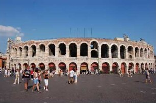 Verona - Opernaufführung in der Arena : Die Arena von Verona, römisches Theater, im Sommer Opernaufführungen, aufgenommen 2007