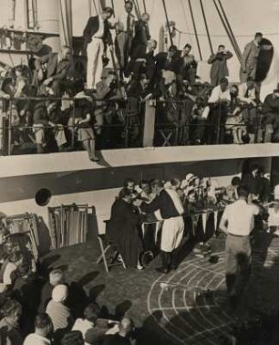 Die Passagiere des , 1931 in Dienst gestellten, Passagierschiffes "Monte Rosa" spielen Pferderennen auf dem Deck