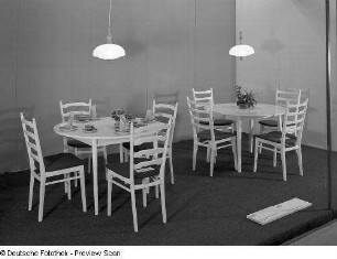 Stuhl mit gepolsterter Sitzfläche : Ausstellungskoje mit Stühlen (1975; VEB Vereinigte Sitzmöbelindustrie Neuhausen) und Tischen