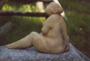 Sitzende Frau
