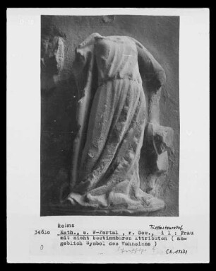 Südliches Westportal — Südlicher Türpfosten — Weibliche Gestalt mit nicht identifizierbare Attributen (i 1)